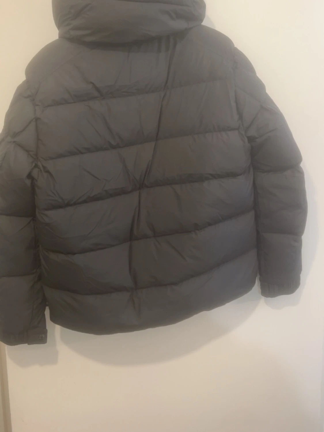 Svart Moncler dunjacka med huva - 1