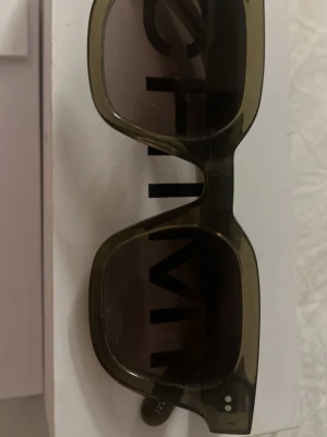 Chimi solglasögon - Säljer mina mörkgröna Chimi solglasögon i modellen 04, inga skador eller repor. Har glasögon fodralet till också🤍