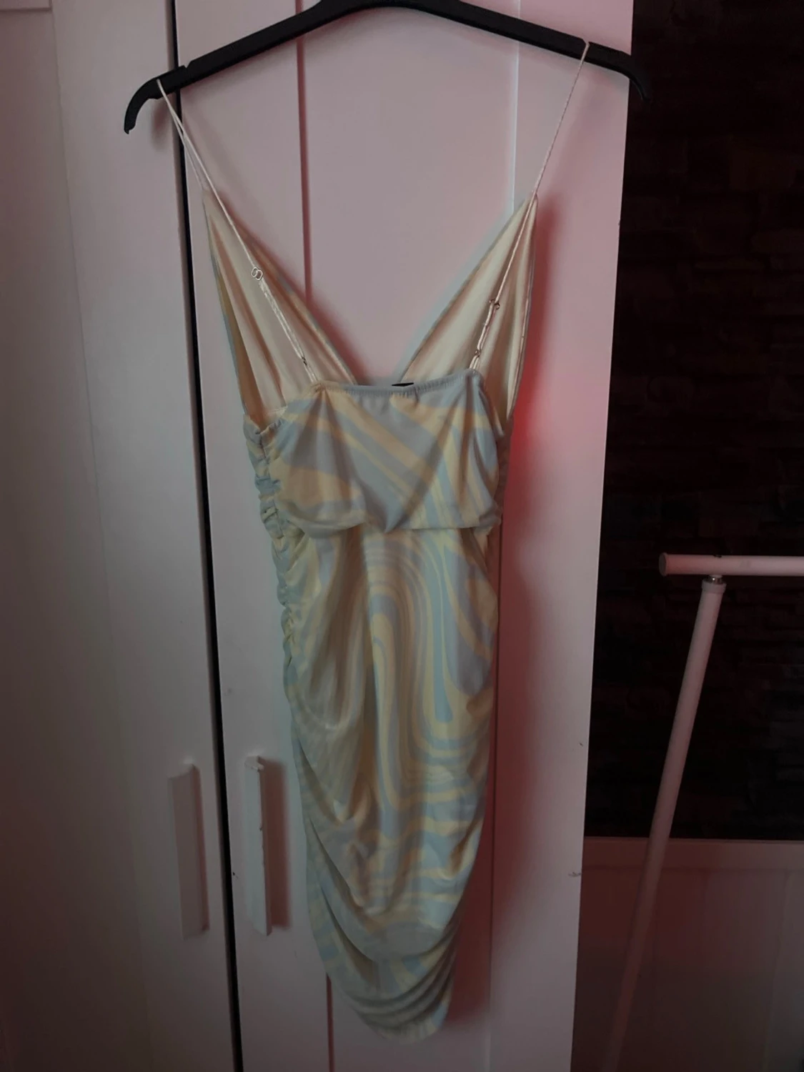 Ljusblå och gul mönstrad klänning - 2