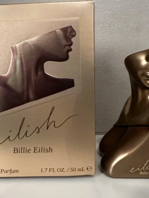 Billie Eilish Eau de Parfum 50 ml  - Unik parfym med cool design inspirerad av Billie Eilish. Flaskan rymmer 50 ml Eau de Parfum. Jag fick den i julklapp och doften passade inte till mig så säljer vidare.  Den är inte använd mer än gång, så som ny, se bild två den är full. 