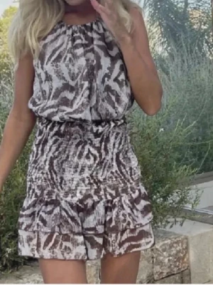 Zebramönstrad klänning Zara - Supersnygg kortklänning med zebramönster från Zara i strl XS🤍