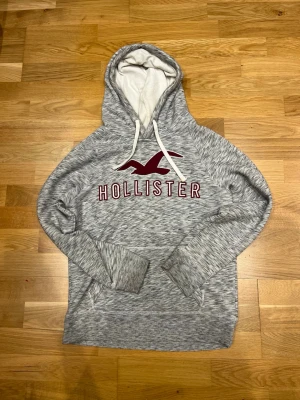 Hollister hoodie - Säljer denna tvär feta Hollister hoodien🤩Storleken är S skriv för mått 📏 Mitt pris 299 kan gå ner 💸Hoodien är i bra skick finns tecken på användning men inga hål☺️