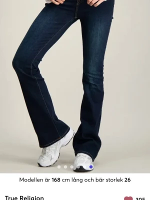 True religion Becca mörkblå (w23) - Säljer ett par mörkblå true religion Becca flare jeans använda 2 gånger och helt som nya 