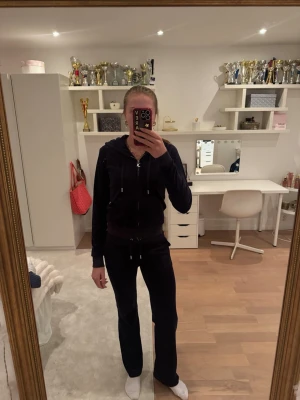 Juicy Couture set  - Mörkblått juicy set. Byxor i storlek xxs och jacka i storlek xs. Väldigt bra skick och inga tecken på användning. Säljer då det är för litet för mig. Jag är 173cm lång och byxorna är någon centimeter för korta.