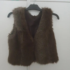 Brun pälsväst  - Brun pälsväst i konstgjord päls 💕