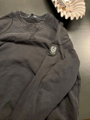 Belstaff Sweatshirt - Enkel svart belstaff sweatshirt med lite snygga detlajer. Obs de är en strolek M men Sitter mer som en Xs S