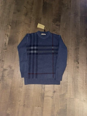 Blå stickad tröja från Burberry - Hej, Säljer nu en stickad tröja från burberry, Bara att höra av sig om någon fundering eller fråga🙌🏼😊