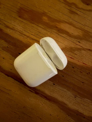 Vitt AirPods-fodral från Apple - Säljer ett vitt laddningsfodral till AirPods 1 från Apple. ”Ej airpodsen”