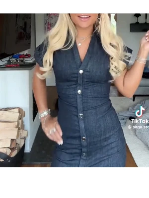 Mörkblå jeansklänning med knappar - Ny skick inga defekter 