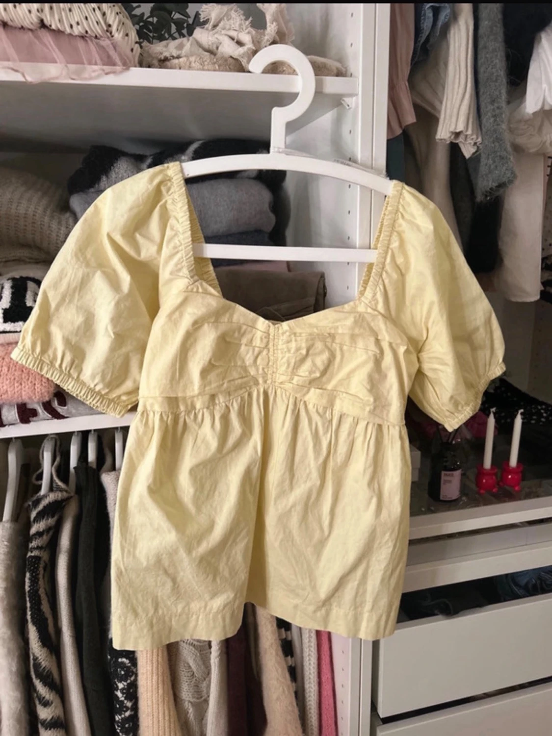 Ljusgul puffärm topp i bomull