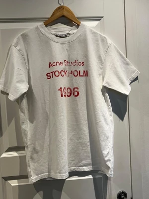 Acne Studios Stockholm 1996 T-shirt - Säljer denna jävligt schyssta T-shirten från Acne Studios i Stockholm 1996 modell. Enligt mig den snyggaste modellen från märket. Tröjan är i storlek S och passar perfekt året runt. Skriv gärna vid intresse!