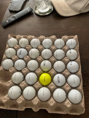 AVX golfbollar  - 28 stycken AVX bollar A/B klass för dig som vill ha bra och stilrena bollar! Pris kan diskuteras men inte mycket för det är bra bollar. Hör av er vid minsta fundering!