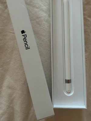 Apple Pencil första generationen - Apple Pencil första generationen i vit färg med slimmad och stilren design. Kommer i originalförpackning. Perfekt för att rita, anteckna eller redigera på din iPad. Tillverkad i plast med metallisk detalj vid laddningsänden.
