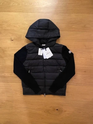 Moncler cardigan M/L - Svart moncler cardigan storlek L sitter som M/L. Ordinarie pris runt 15 000. Köpt från leverantör. Därav pris! Helt oandvänd.                                                    Bara att skriva vid funderingar.