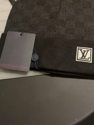 Svart mössa - Svart rutig mössa