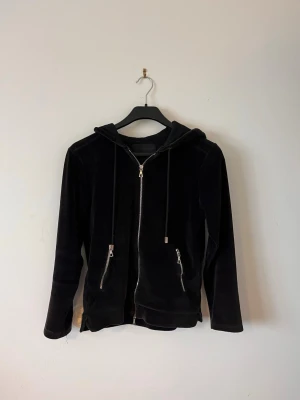 Limitato hoodie/zip - Svart mjuk hoodie från Limitato storlek xs kontakta mig med frågor. 