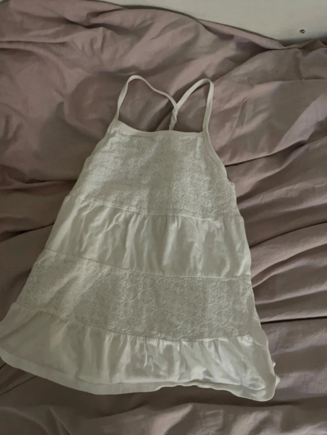 Vit spetsdetaljerad linnetopp