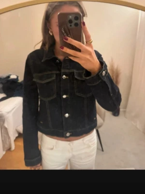 Mörkblå jeansjacka från MNG - Säljer mörkblå jeansjacka som även kan användas som topp, köpt för 700 i Rom🤎 priset kan diskuteras!