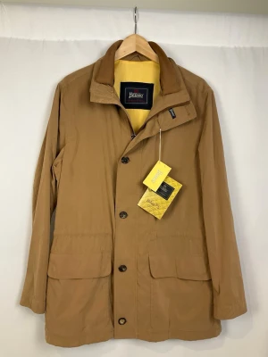 Herno Jacka i mocka - Tja säljer en sprillans ny snygg beige mockajacka från Herno med krage och detaljer som dragkedjor och knappar framtill. Jackan är i helt ny och säljs för endast 1999kr. Nypris över 8000kr. Skriv vid frågor eller ifall du vill ha fler bilder. Storlek Medium.