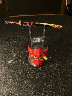 Ps4 kontroll hållare. - En ps4 kontroll hållare i en japansk ninja stil, aldrig använt den så den är i perfekt skick.