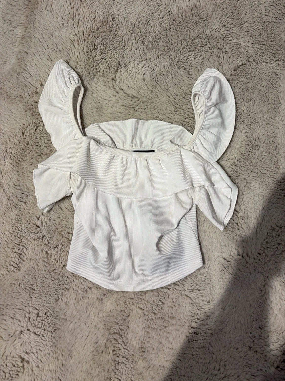 Vit offshoulder topp med volang