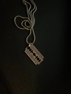 Rakblad halsband  - Ett halsband med ett rakblad, inte vasst såklart, aldrig använt de, då ja fick den i present och den var inget för mig