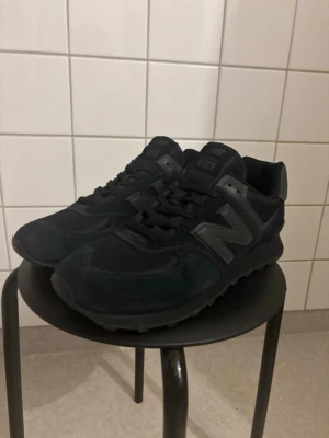 Svarta New Balance 574 sneakers - Säljer ett par svarta New Balance 574 sneakers med klassisk mesh och mocka på ovandelen. Har bara testat skorna så untmärkt skick tyvärr ingen låda med 
