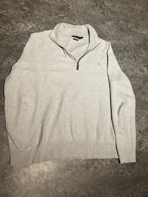 Ralph lauren quarter zip - Säljer den här feta Ralph lauren quarter zip tröjan som är i bra skick, storlek L. Pris kan diskuteras vid snabb affär!