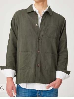 Mörkgrön overshirt - Mörkgrön overshirt från S&T Studios. Helt sprillans ny med tags. Nypris 1895kr. Storlek S passar även M.