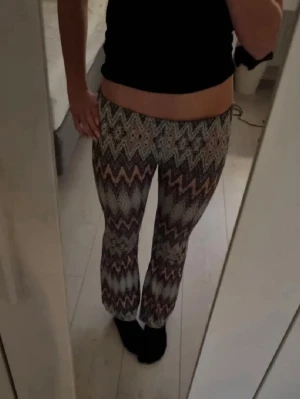 Zigzag bootcut byxor - Bootcut orrebyxor med zigzag-mönster. Storlek XXS, väldigt korta i längden!