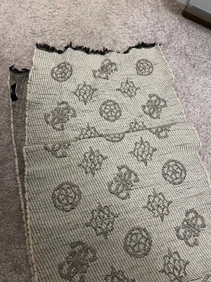 Guess - Jättefin halsduk från Guess, knappt använd i mycket bra skick 