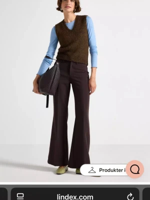 Lindex kostymbyxor  - Bruna kostymbyxor ifrån Lindex i storlek 36, använda fåtal gånger och nypris 599. Sitter tajtare än på bilden med vida ben nertill, sista bilden är min!