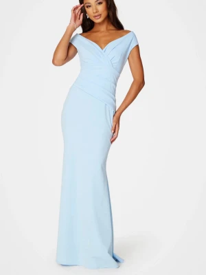 Ljusblå offshoulder långklänning - Säljer denna superfina långklänning med offshoulder-design och v-ringad omlottdetalj framtill. Klänningen är endast använd en gång och passar perfekt med klackar på mig som är 170 cm lång. Klänningen har figurnära passform och ett mjukt material. Perfekt för balen💕