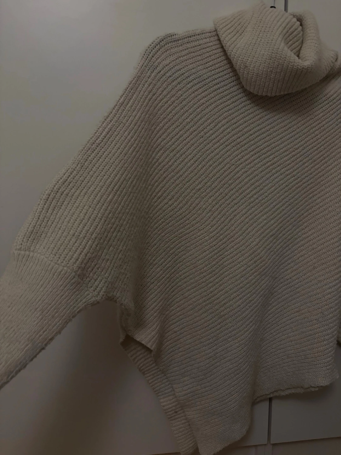 Beige stickad polotröja - 1