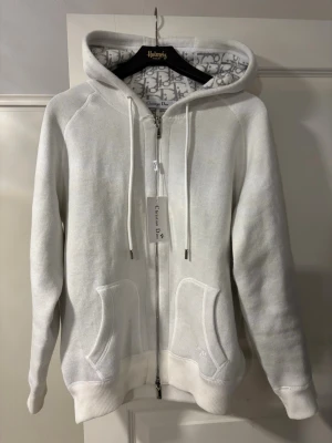 Zip hoodie - Helt ny & oanvänd, 10/10 skick. Mycket fräsch och snygg hoodie, medföljer Etiketter samt påse (sitter bra på Small)
