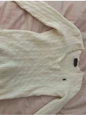  kabelstickad tröja Polo Ralph Lauren -  På bild 4 är syns det en fläck. Det är storlek s men skulle säga att den är liten i storlek. Den är endast använd en gång så den är i bra skick🌸