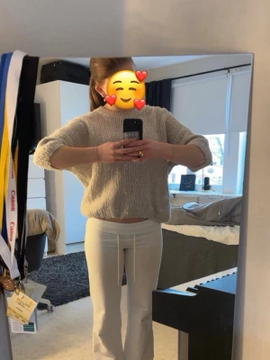 Beige stickad tröja med halvärm - Mysig beige stickad tröja med avslappnad passform och halvärmar från Chelsea. Ny pris för tröjan var 400 och är inte speciellt använd .Enkel att matcha med olika stilar och accessoarer. Som ni ser har den blivit lite knopprig efter tvätt så ni vet.