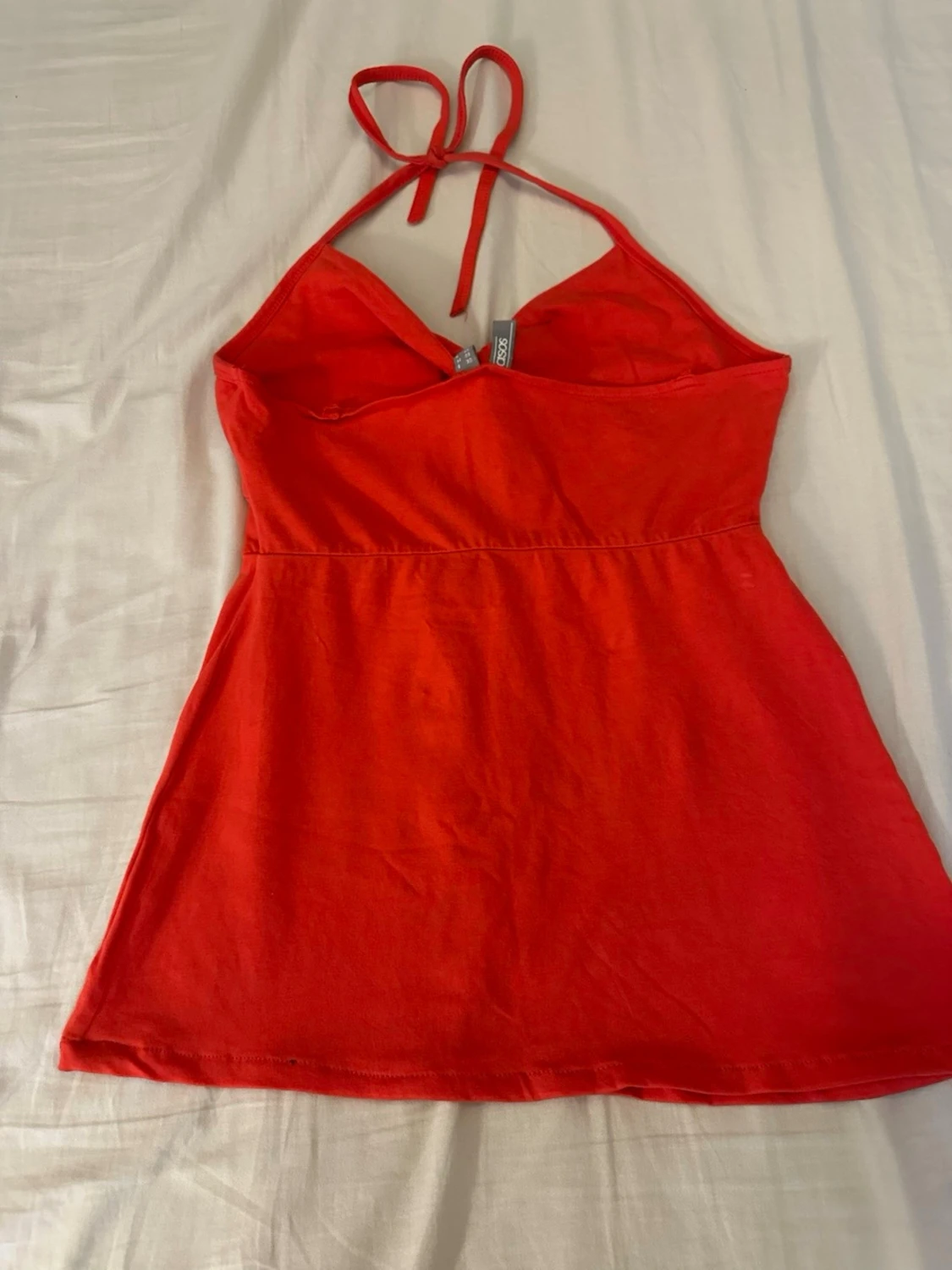 Röd halterneck topp med cut-out - 2