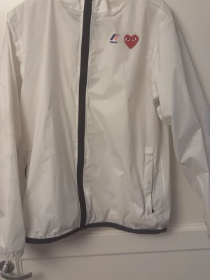 Vit vindjacka från K-Way x Comme des Garçons - Cdg vindjacka perfekt för våren