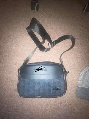 Svart axelväska  - Snygg svart axelväska 