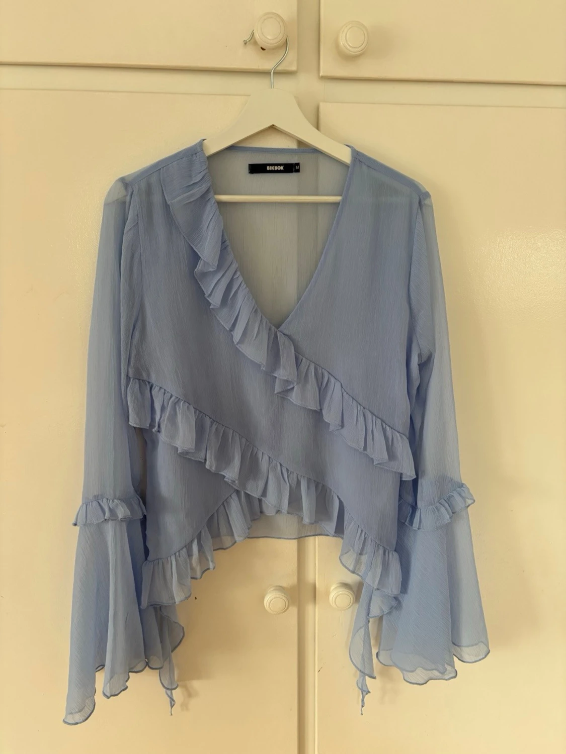 Ljusblå volangblus från BikBok