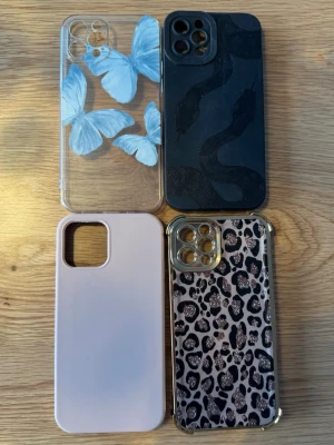 Fyra iPhone skal  - Säljer fyra mobilskal till iphone 12 pro: ett transparent med blå fjärilar, ett svart med ormmönster, ett enfärgat ljusrosa och ett med leopardmönster och gulddetaljer. Oanvända