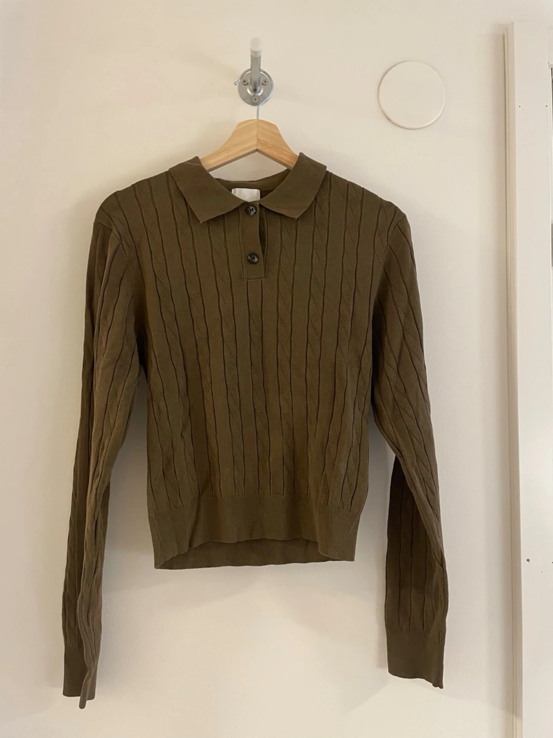 Olivgrön kabelstickad tröja med krage