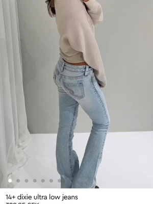 Ljusblå bootcut jeans med låg midja - Snygga ljusblå jeans från Gina tricot med ultra låg midja och bootcut-ben. Jeansen har klassiska fickor och en lätt tvättad look som ger en cool vintagekänsla. Perfekta för dig som gillar en avslappnad och trendig stil. I strl 170/xs och i bra skick💗