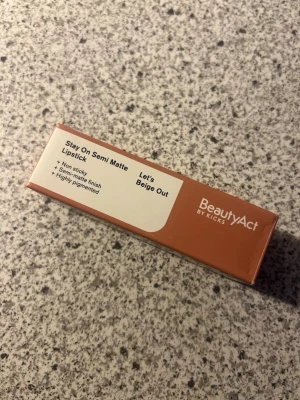 BeautyAct Let's Beige Out läppstift - Stay On Semi Matte Lipstick i färgen Let's Beige Out från BeautyAct by Kicks. Perfekt för dig som gillar naturliga nyanser. Ej använd, endast testad på handen. Pris kan diskuteras✨