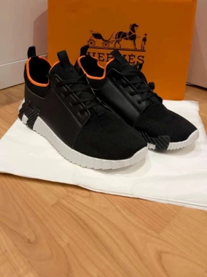 HH skor  - Helt nya HH skor, finns tillgängliga i storlek 43-45, box medföljer till skorna, perfekta skor som passar alla stillar