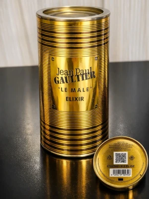 Jean Paul Gaultier Le Male Elixir - Jean Paul Gaultier Le Male Elixir parfym i en lyxig guldfärgad metallburk med räfflad yta och metallisk finish. Märkets logotyp och parfymens namn är ingraverade på en blank skylt på framsidan. Förpackningen rymmer 125 ml.