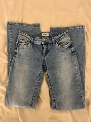 Lågmidjade ljusblå jeans  - Ljusblå lågmidjade jeans 