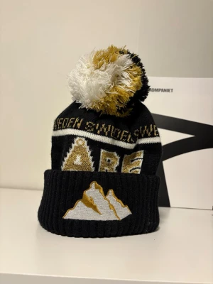Svart Åre mössa - Fet limited edition 2025 Åre mössa.