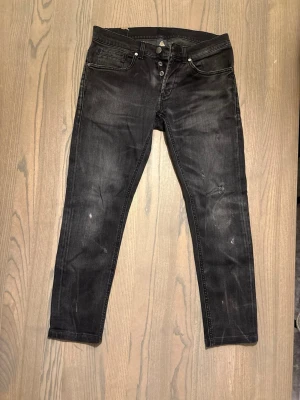 Dondup George jeans  - Dondup George jeans skick mycket lagningar storlek w32 hör av er vid frågor 